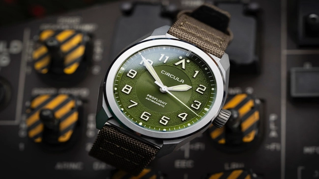 Circula, Fliegeruhr mit grünem Blatt