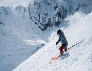 Skifahrerin auf Piste in Sulden am Ortler.