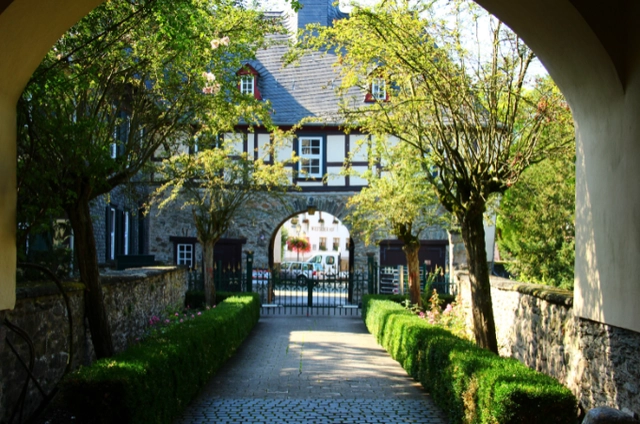 Der von Hecken gesäumte Eingang zur Burg Runkel