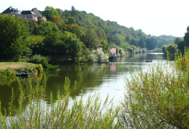 Die Lahn in voller Pracht mit idyllischer Natur
