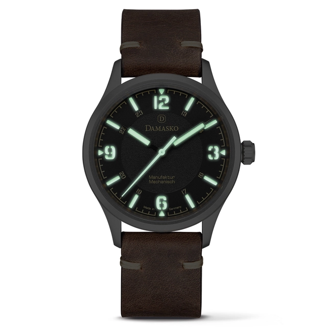 Damasko DF20 bei Nacht mit leuchtenden Ziffern und Markierungen