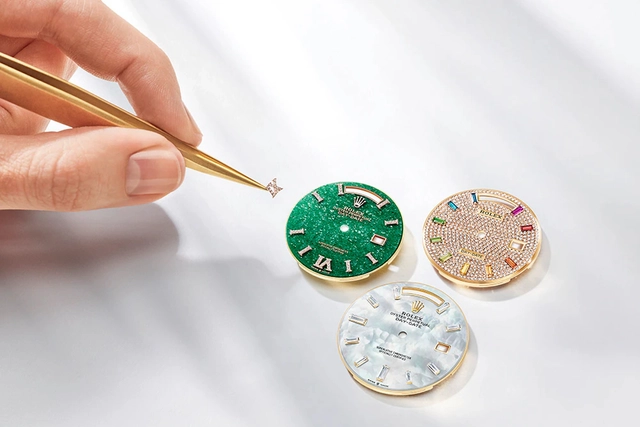 03_Rolex_Handwerk.jpg Eine Rolex Uhr wird zusammengestellt.