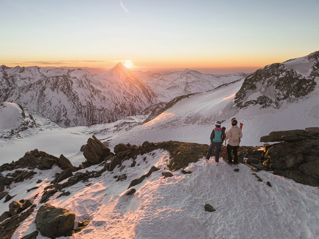 Sunrise Skiing (c) Saastal Tourismus AG-Filme von Draussen.jpg