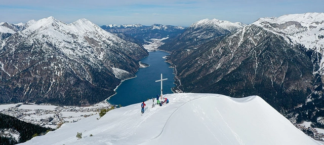 Blick auf das Gipfelkreuz vor dem Achensee