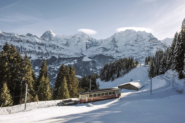 Bergbahn-Lauterbrunnen-Muerren-Winter-Eiger-Moench-Jungfrau.png