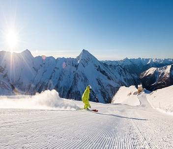 Skifahrer auf Piste am Mölltaler Gletscher.