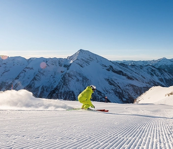 Skifahrer auf Piste am Mölltaler Gletscher.