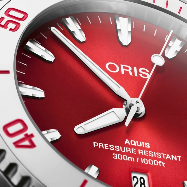 Oris: Aquis Date mit rotem Zifferblatt