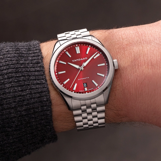 Vanddag-Baas-Rot-Wristshot.jpg Vandaag Baas mit rotem Zifferblatt am Handgelenk