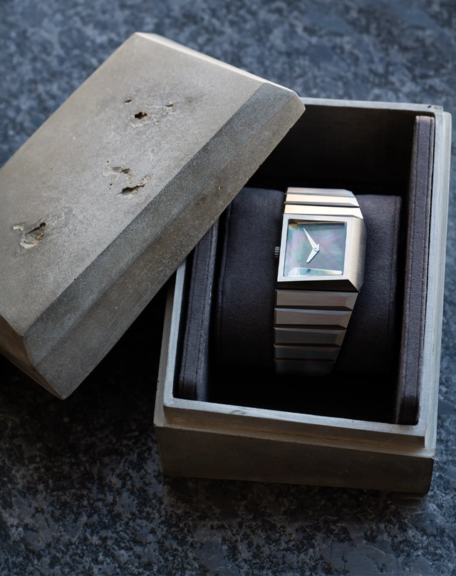 Toledano & Chan – b/1.2, Edelstahluhr mit Beton-Box