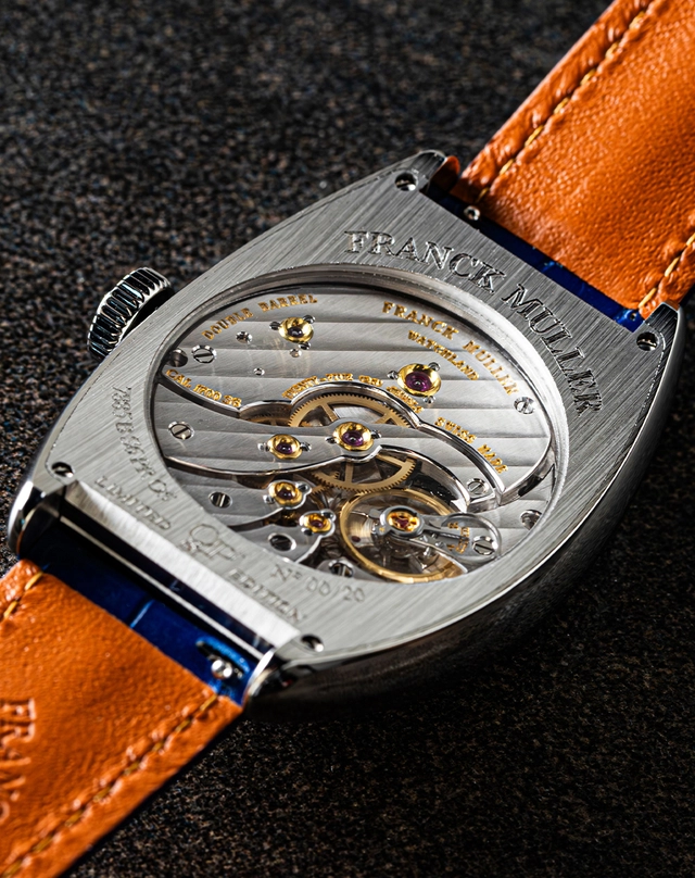 Rückseite der Cintrée Curvex Crazy Power Reserve Orologi & Passioni 20th Anniversary, Glasboden mit Blick aufs Uhrwerk