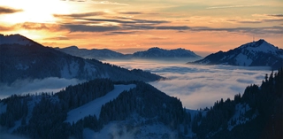 Panoramablick auf eine winterliche Berglandschaft.