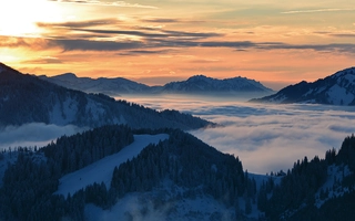 Panoramablick auf eine winterliche Berglandschaft.