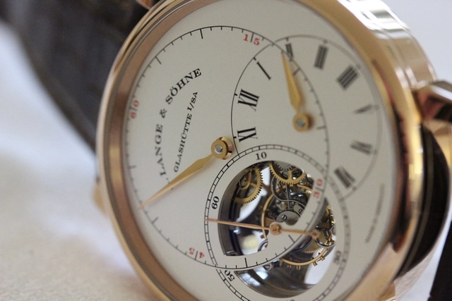 Blick durch das Zifferblatt ins Werk des Richard Lange Tourbillons "Pour le Mérite"