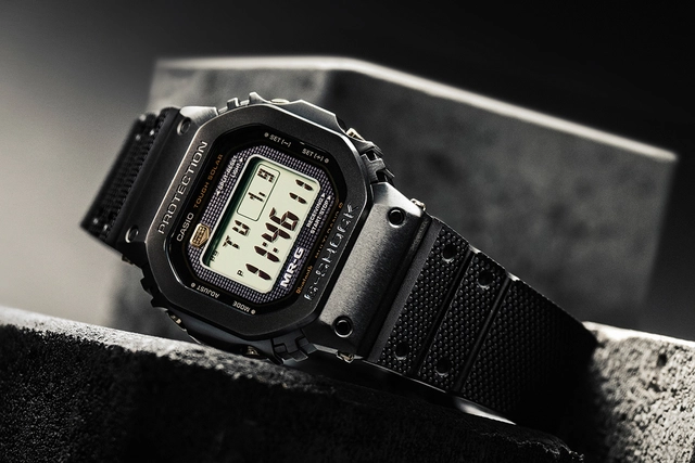 Casio_G-Shock_MRG-B5000R_liegend