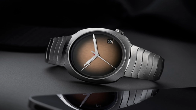 WatchTime_HMoser_Streamliner_Perpetual_Calendar_ST_SmokedSalmon_Lifestyle