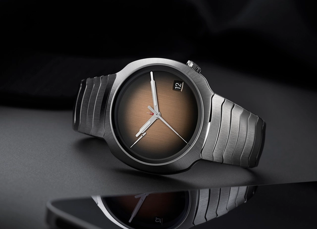 WatchTime_HMoser_Streamliner_Perpetual_Calendar_ST_SmokedSalmon_Lifestyle