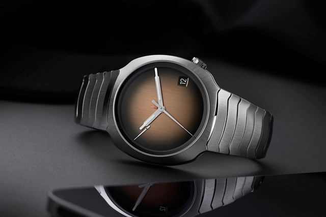 WatchTime_HMoser_Streamliner_Perpetual_Calendar_ST_SmokedSalmon_Lifestyle