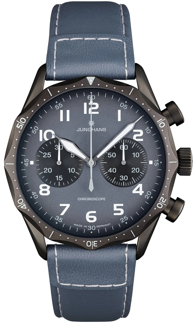 Die Lünette der Fliegeruhr Junghans Meister Pilot lässt sich in beide Richtungen verstellen (2.440 Euro).