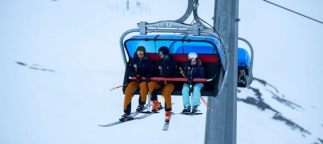 Das SKIMAGAZIN-Team im Sessellift