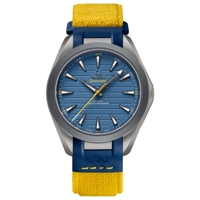 Die Seamaster Aqua Terra „Ultra Light“ erstrahlt in Blau und Gelb und wurde als Hommage an den schwedischen Olympiasieger und Weltrekordhalter im Stabhochsprung Armand „Mondo“ Duplantis entwickelt. Die Seamaster Aqua Terra „Ultra Light“ Uhr in Blau und Gelb