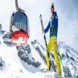 Person mit Ski vor Gondelbahn in Engelberg-Titlis.