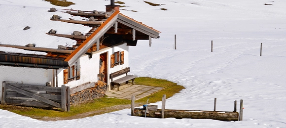 Obere Hemmersuppenalm in Reit im Winkl bei Schnee im Winter.