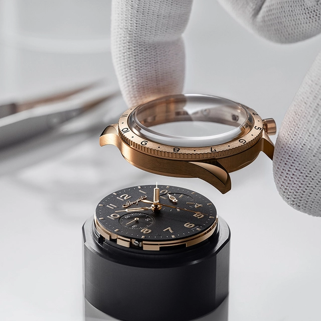 Breguet Type XX Chronograph 2075 BH/99/398 2025, Saphirglas gehalten in der Hand