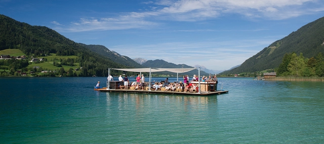 Personen auf Floß auf dem Weissensee in Kärnten.