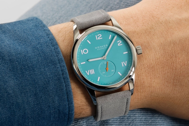 Nomos Glashuette: Club Campus Endless Blue am Handgelenk