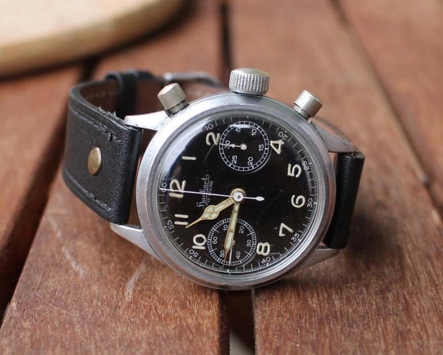 Ein Doppeldrückerchronograph von Hanhart ohne Drehlunette aus der Zeit des Zweiten Weltkriegs