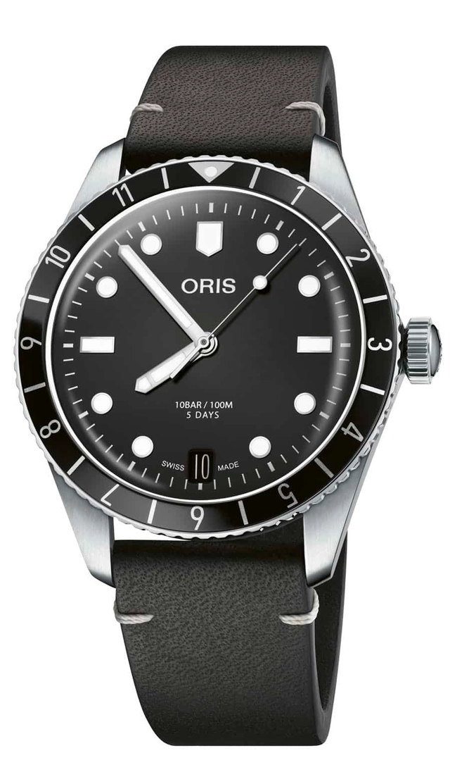 Oris: Divers Sixty-Five 12H Calibre 400 mit schwarzem Lederband