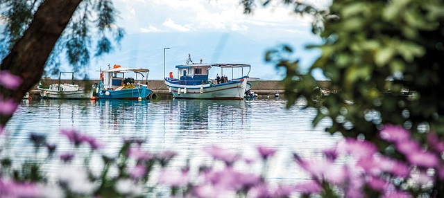 Kleinere Boote auf einem Gewässer in Griechenland.