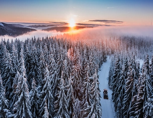 Sonnenuntergang in einer verschneiten Winterlandschaft in Thüringen.