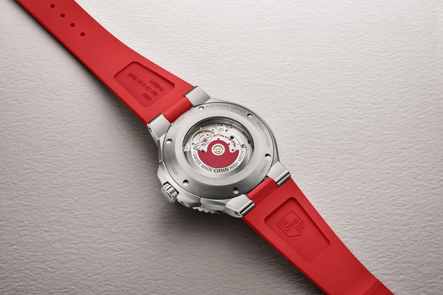 Bodenansicht: Oris Aquis Date Relief in Hellrot Bodenansicht: Oris Aquis Date Relief in Hellrot
