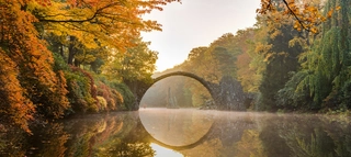 Inspirationen_Top10Herbstwege_Bild3_C-Shutterstock Brücke über ein Gewässer.