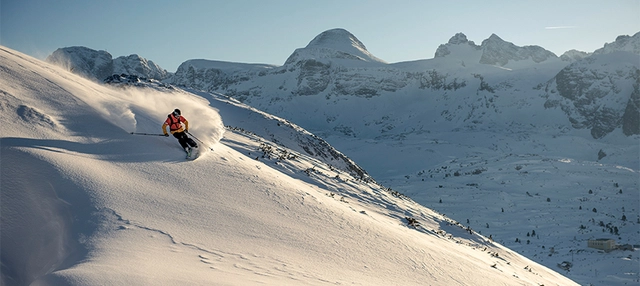 Skifahrer bei Abfahrt in Krippenstein.