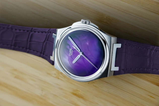 Czapek Antarctique Purple Storm liegend