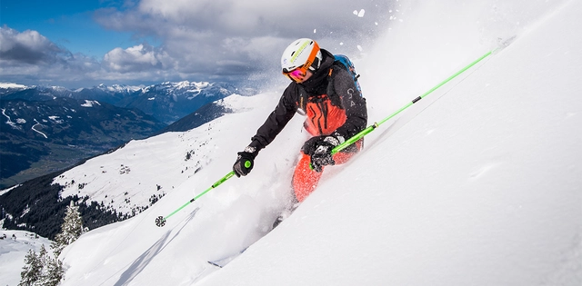 Destinationen_ZillertalArena_Hero_C-MariusSchwager Skifahrer beim Tiefschneefahren in der Zillertal Arena.