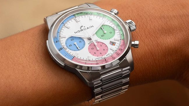 Frontalansicht der Norqain Freedom 60 Chrono „Enjoy Life“ am Arm