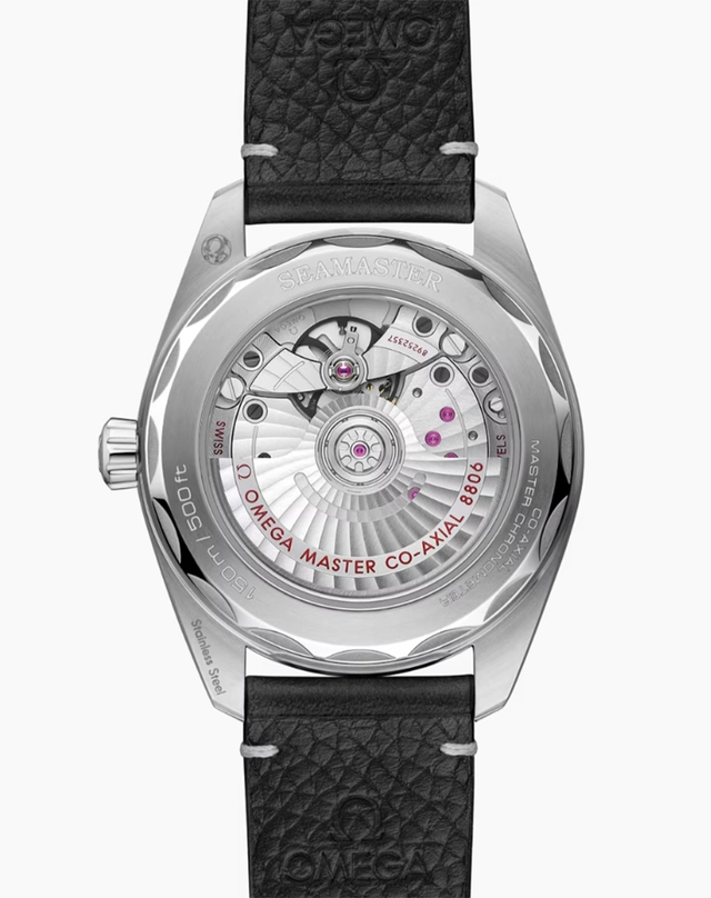 WatchTime-Omega-Railmaster-Rückseite.jpg Rückseite der Railmaster, Automatikuhr mit transparentem Gehäuseboden