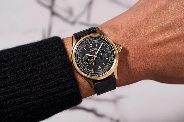 Angelus-Chronographe-Telemetre-Massena-LAB, Uhr am Handgelenk