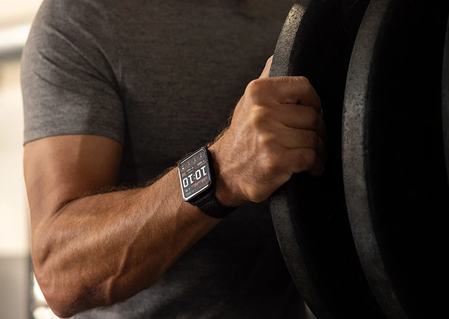 Garmin Venu X1 mit Gewichten am Handgelenk