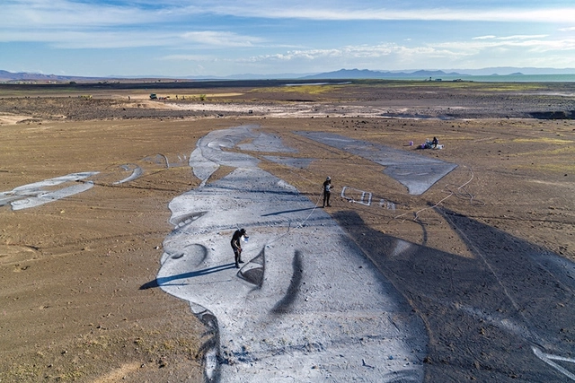 MoonSwatch: Land Art-Installationen von Saype" width="578" height="385