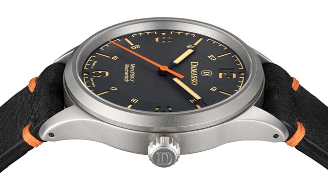 Damasko: DF20 Old Radium mit orangefarbenem Sekundenzeiger und Lederband "Vintage schwarz"