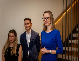 Anne Schaal hält die Begrüßungsrede bei Jaeger-LeCoultre in München