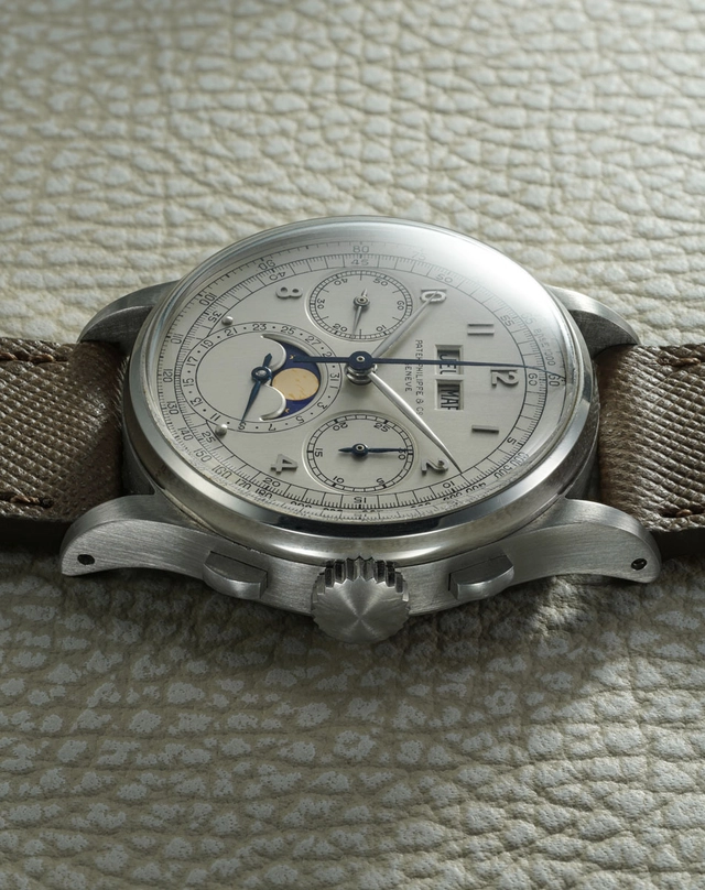 Patek Philippe Ref. 1518 in Stahl liegend von der rechten Seite fotografiert