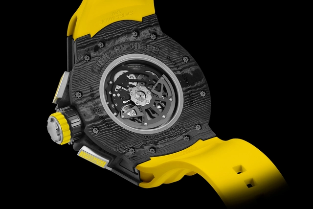 05_rm_032_ultimate_yellow_3_4_back_bb.jpg Rückseite der Richard Mille RM 032 Automatic Flyback Chronograph Ultimate Edition