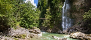 Wasserfall in der Tiefenbachklamm im Alpbachtal in Tirol.