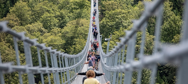 Viele Personen auf der Hängebrücke in Willingen.